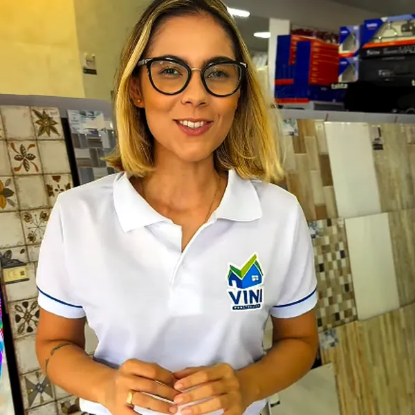 Atendente da Vini Construções no setor de pisos e revestimentos