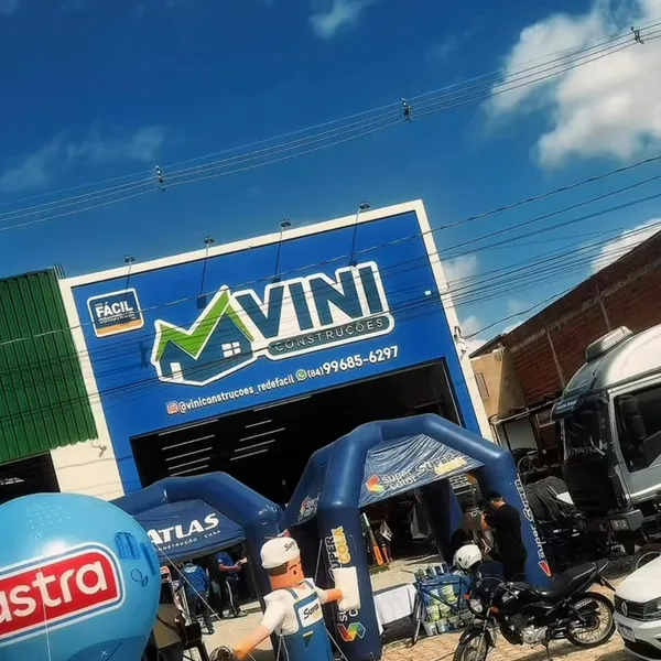 Fachada da loja de Apodi da Vini Construções no dia da ação com marcas parceiras