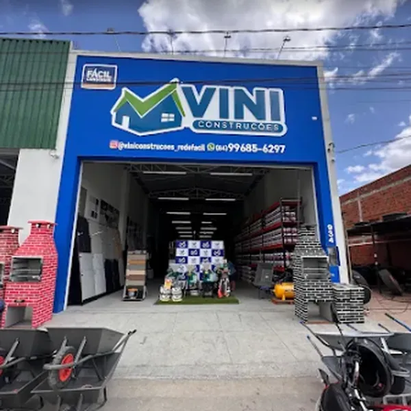 Fachada da Vini Construções em Apodi com o portão aberto